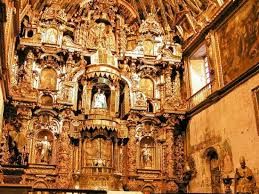 17 - No hay un solo pedazo de pared sin pintura o tallado, la singular capilla es un hermoso retablo..