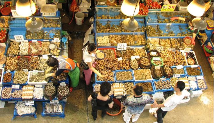 3. El mercado de pescado Noryangjin, en Seúl, Corea, es todo un espectáculo para los ojos y el olfato. Todos los días se realiza una subasta de pescados. Asimismo, allí se pueden encontrar las más exóticas y extrañas especies. En el segundo piso del lugar se encuentran también una decena de restaurantes tradicionales.