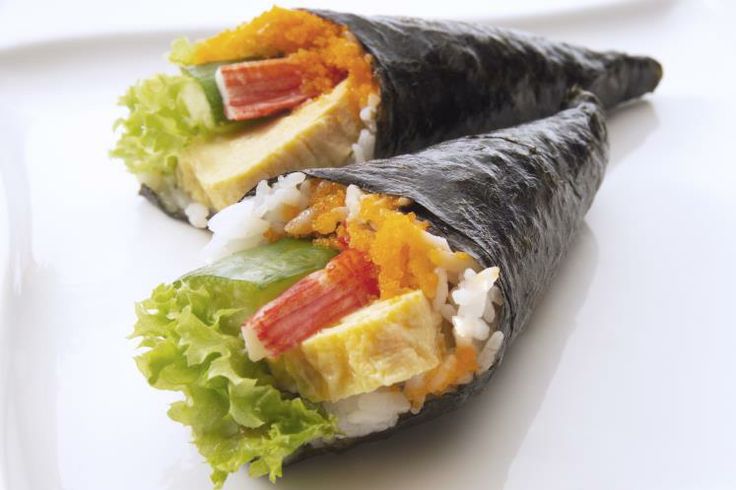 20 - Temaki  Sushi - La diferencia de este sushi con la receta anterior es que las algas nori se enrollan en forma de cucurucho. Para ello cortamos cada lámina por la mitad y luego de cada mitad cortamos triángulos. En cada triángulo ponemos una bolita de arroz y sobre este, en el centro, el resto de ingredientes cortados en bastoncitos. En este caso, hemos utilizado palitos de surimi, huevas de trucha, lechuga y tortilla francesa. Enrollamos bien, fijamos los extremos con un poco de agua
