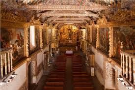 18 – Los altares son todos tallados y cubiertos de pan de oro”.