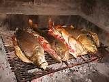 125 – (1536) La Comida. Los peruanos del Imperio Incaico, consumían pescado cocido directamente al fuego “Kanka”