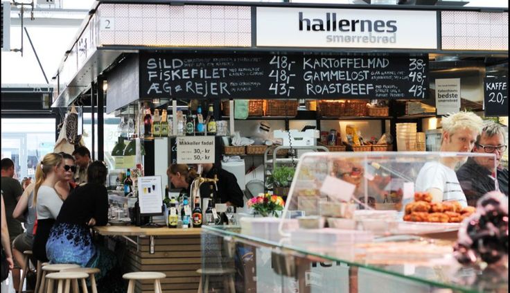 8. El mercado Torvehallerne, en Copenhague, Dinamarca, se ha convertido en poco tiempo en uno de los locales de moda de la ciudad. Es perfecto para ir por unos bocaditos célebres, como el sánguche de pato confitado que se vende en el puesto Ma Poule.