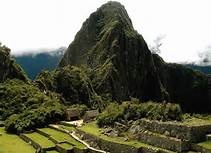 08 HUAYNA PICCHU - MACHU PICCHU - Las montañas Machu Picchu y Huayna Picchu son parte de una gran formación orográfica conocida como Batolito de Vilcabamba, en la Cordillera Central de los Andes peruanos. Se encuentran en la ribera o rivera izquierda del llamado Cañón del Urubamba, conocido antiguamente como Quebrada de Picchu. Al pie de los cerros y prácticamente rodeándolos, corre el río Vilcanota-Urubamba. El sitio arqueológico incaico se encuentra a medio camino entre las cimas de ambas