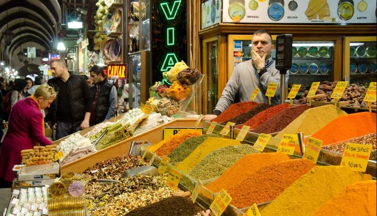 9. El Gran Bazar de Estambul, en Turquía, destaca por imponente. Con más de 4.000 puestos ubicados en más de 60 calles, en este gigantesco mercado no solo pueden encontrarse, alimentos, especias y comida turca tradicional. También destacan las bellas alfombras, lámparas o joyas que allí se venden.