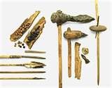 16 - Hace 500 mil años, mediante la observación, el Pitecántropos, este hombre primitivo aprende rápidamente. En Alemania e Inglaterra utilizaban herramientas de madera afilada, sin punta de piedra.
