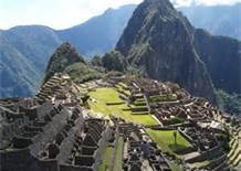 05 MACHU PICCHU - Machu Picchu es considerada al mismo tiempo una obra maestra de la arquitectura y la ingeniería. Sus peculiares características arquitectónicas y paisajísticas, y el velo de misterio que ha tejido a su alrededor buena parte de la literatura publicada sobre el sitio, lo han convertido en uno de los destinos turísticos más populares del planeta.