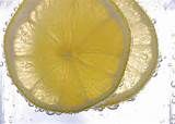 21 – ACIDULAR. Poner ligeramente ácido un líquido. Añadir vinagre o jugo de limón al agua, o a otro líquido utilizado en la preparación de un manjar. Procedimiento que evita la oxidación de verduras o frutas. Agua acidulada.